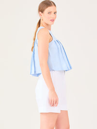 Blusa sin mangas de silueta recta con delicados pliegues frontales que aportan movimiento y un acabado refinado.

Detalles:

Color: Baby Blue