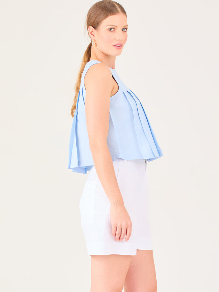 Blusa sin mangas de silueta recta con delicados pliegues frontales que aportan movimiento y un acabado refinado.

Detalles:

Color: Baby Blue
