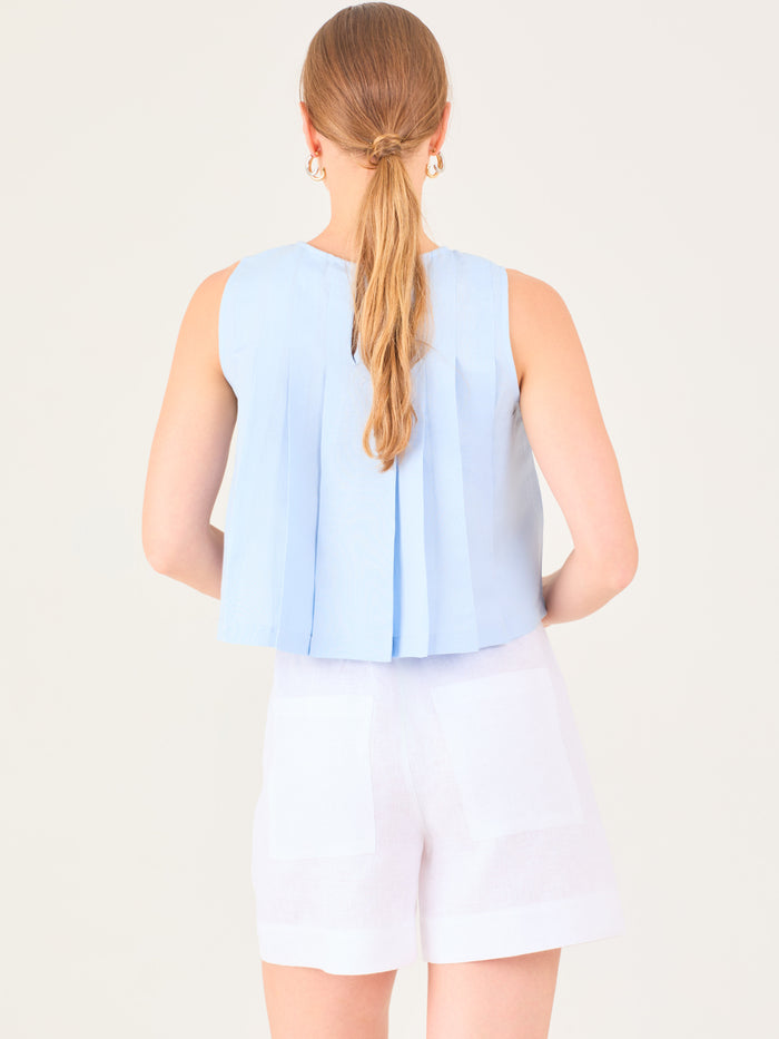 Blusa sin mangas de silueta recta con delicados pliegues frontales que aportan movimiento y un acabado refinado.

Detalles:

Color: Baby Blue