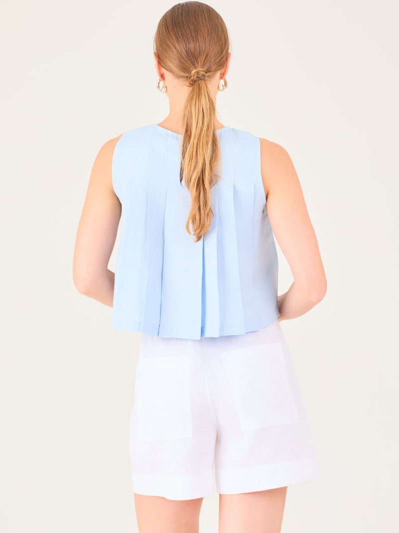 Blusa sin mangas de silueta recta con delicados pliegues frontales que aportan movimiento y un acabado refinado.

Detalles:

Color: Baby Blue
