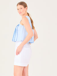 Blusa sin mangas de silueta recta con delicados pliegues frontales que aportan movimiento y un acabado refinado.

Detalles:

Color: Baby Blue