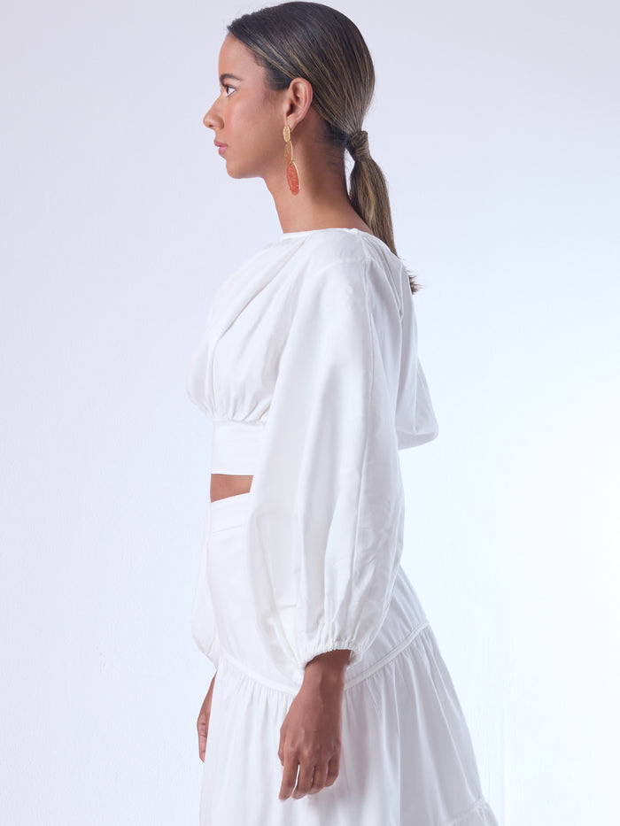 Blusa corta de escote amplio y mangas globo que aportan un aire dramático y femenino. Con ajuste en la cintura y caída fluida, es una pieza sofisticada y fresca que eleva cualquier look con un estilo moderno y elegante.

Detalles:

Color: Blanco