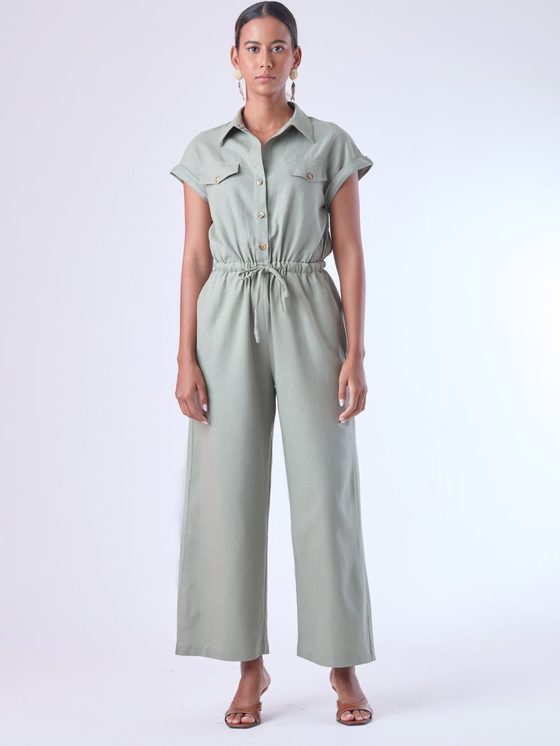 Diseñado para brindar estructura sin perder comodidad, este enterizo combina una silueta relajada con una cintura ajustable que define la figura. Con cuello camisero, mangas cortas con doblez y perilla de botones, es una pieza versátil ideal para días de oficina con estilo o salidas casuales sofisticadas. Su caída fluida y el diseño minimalista lo convierten en un esencial contemporáneo.

Detalles:

Color: Olivo