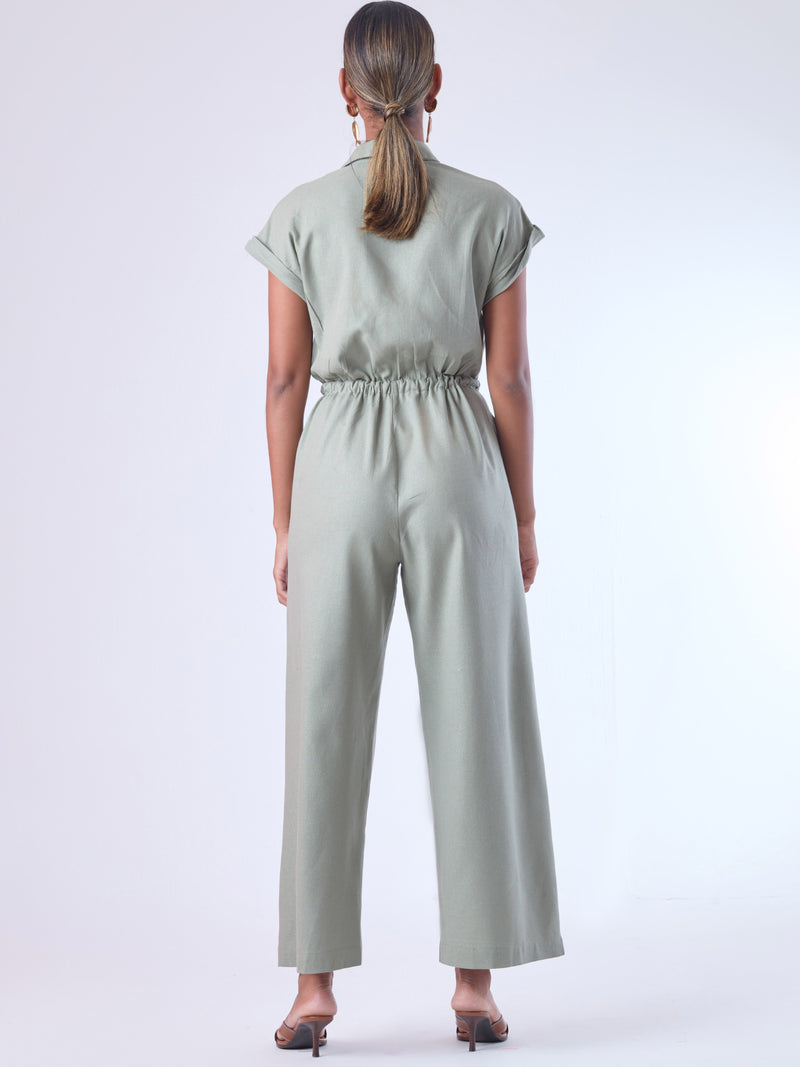 Diseñado para brindar estructura sin perder comodidad, este enterizo combina una silueta relajada con una cintura ajustable que define la figura. Con cuello camisero, mangas cortas con doblez y perilla de botones, es una pieza versátil ideal para días de oficina con estilo o salidas casuales sofisticadas. Su caída fluida y el diseño minimalista lo convierten en un esencial contemporáneo.

Detalles:

Color: Olivo
