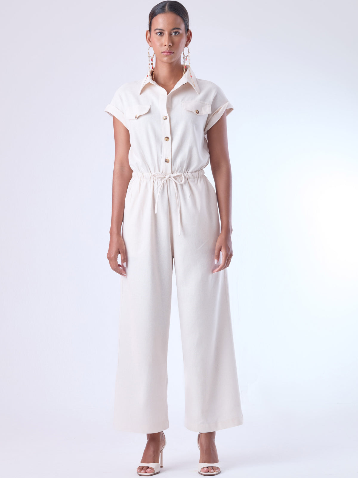 Diseñado para brindar estructura sin perder comodidad, este enterizo combina una silueta relajada con una cintura ajustable que define la figura. Con cuello camisero, mangas cortas con doblez y perilla de botones, es una pieza versátil ideal para días de oficina con estilo o salidas casuales sofisticadas. Su caída fluida y el diseño minimalista lo convierten en un esencial contemporáneo.

Detalles:

Color: Natural