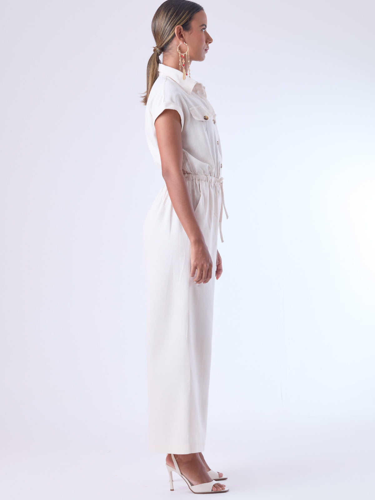 Diseñado para brindar estructura sin perder comodidad, este enterizo combina una silueta relajada con una cintura ajustable que define la figura. Con cuello camisero, mangas cortas con doblez y perilla de botones, es una pieza versátil ideal para días de oficina con estilo o salidas casuales sofisticadas. Su caída fluida y el diseño minimalista lo convierten en un esencial contemporáneo.

Detalles:

Color: Natural