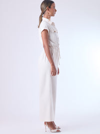 Diseñado para brindar estructura sin perder comodidad, este enterizo combina una silueta relajada con una cintura ajustable que define la figura. Con cuello camisero, mangas cortas con doblez y perilla de botones, es una pieza versátil ideal para días de oficina con estilo o salidas casuales sofisticadas. Su caída fluida y el diseño minimalista lo convierten en un esencial contemporáneo.

Detalles:

Color: Natural