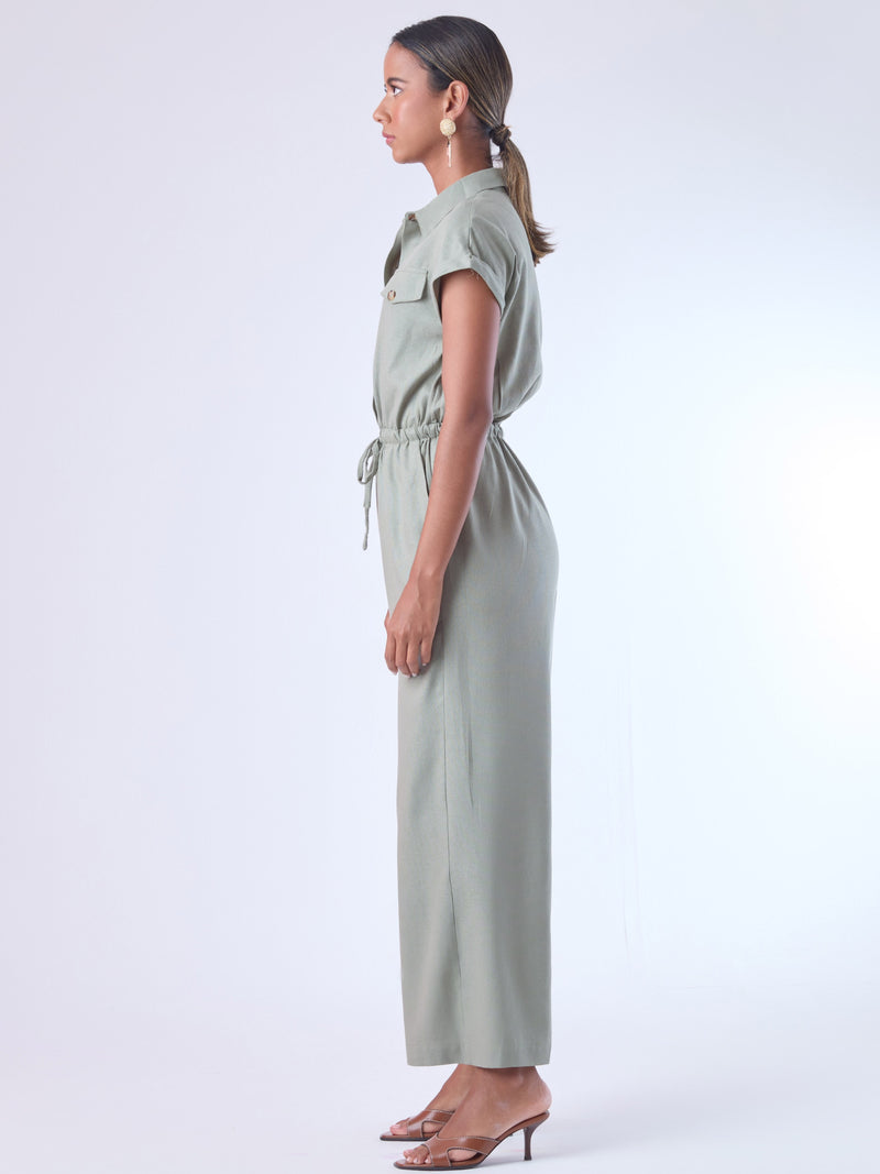 Diseñado para brindar estructura sin perder comodidad, este enterizo combina una silueta relajada con una cintura ajustable que define la figura. Con cuello camisero, mangas cortas con doblez y perilla de botones, es una pieza versátil ideal para días de oficina con estilo o salidas casuales sofisticadas. Su caída fluida y el diseño minimalista lo convierten en un esencial contemporáneo.

Detalles:

Color: Olivo
