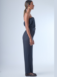 Jumpsuit sin tirantes de corte largo y silueta fluida. El diseño superior tiene un efecto fruncido en el escote elástico, que se ajusta suavemente al cuerpo. En la cintura destaca un cinturón ancho con hebilla redonda que define la figura. El pantalón cae recto hasta el tobillo con un estilo relajado y elegante. Ideal para un look moderno con aire minimalista.

Detalles:

Color: Navy