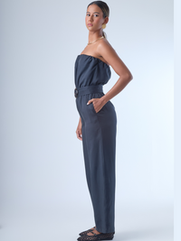 Jumpsuit sin tirantes de corte largo y silueta fluida. El diseño superior tiene un efecto fruncido en el escote elástico, que se ajusta suavemente al cuerpo. En la cintura destaca un cinturón ancho con hebilla redonda que define la figura. El pantalón cae recto hasta el tobillo con un estilo relajado y elegante. Ideal para un look moderno con aire minimalista.

Detalles:

Color: Navy