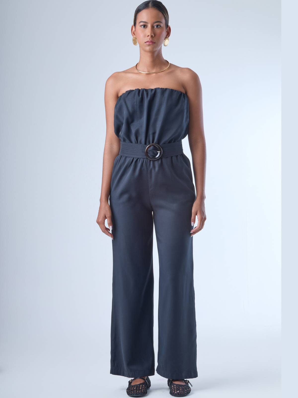 Jumpsuit sin tirantes de corte largo y silueta fluida. El diseño superior tiene un efecto fruncido en el escote elástico, que se ajusta suavemente al cuerpo. En la cintura destaca un cinturón ancho con hebilla redonda que define la figura. El pantalón cae recto hasta el tobillo con un estilo relajado y elegante. Ideal para un look moderno con aire minimalista.

Detalles:

Color: Navy