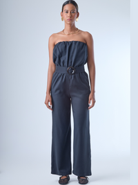 Jumpsuit sin tirantes de corte largo y silueta fluida. El diseño superior tiene un efecto fruncido en el escote elástico, que se ajusta suavemente al cuerpo. En la cintura destaca un cinturón ancho con hebilla redonda que define la figura. El pantalón cae recto hasta el tobillo con un estilo relajado y elegante. Ideal para un look moderno con aire minimalista.

Detalles:

Color: Navy