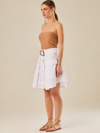 Falda corta tipo cargo con bolsillos frontales y cinturón ancho que define la cintura. Su diseño estructurado y moderno aporta un estilo casual con carácter, ideal para crear looks versátiles y urbanos con un toque utilitario.

Detalles:

Color: Blanco

Material: 100% Algodon

Características: Incluye cinturón a tono.