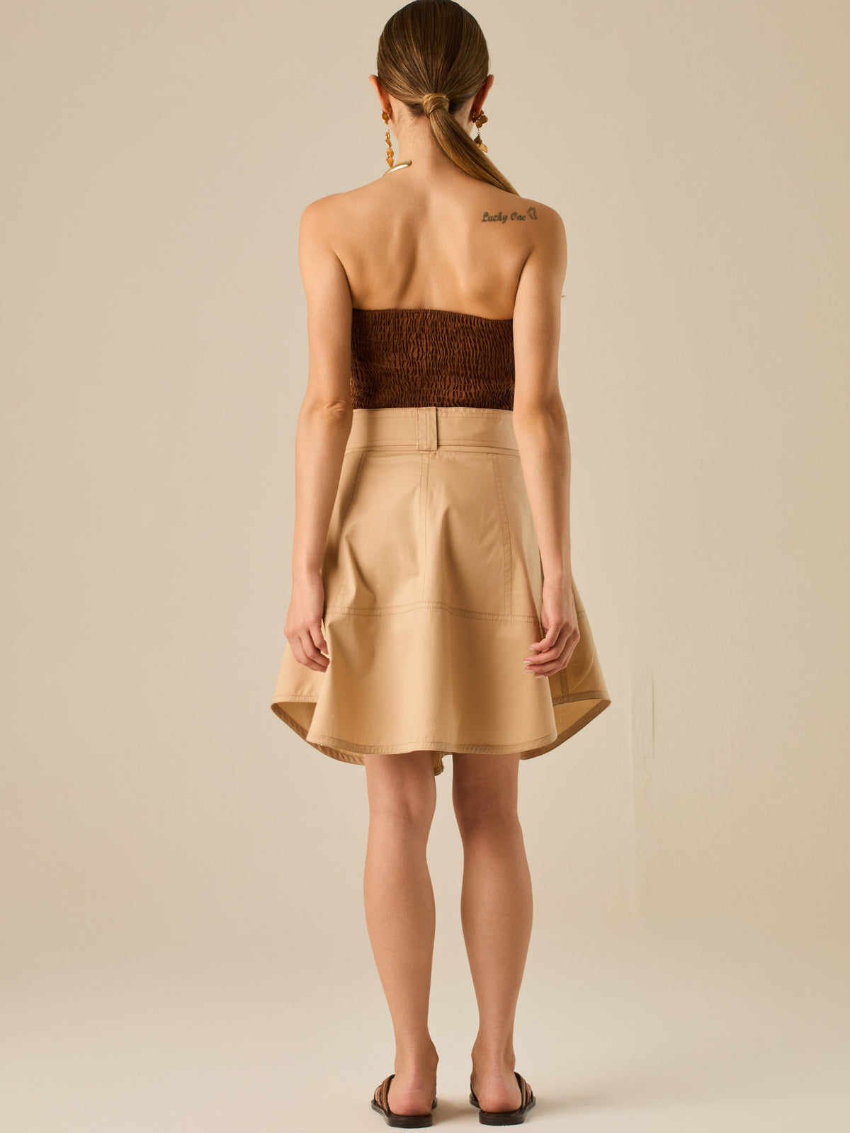 Falda corta tipo cargo con bolsillos frontales y cinturón ancho que define la cintura. Su diseño estructurado y moderno aporta un estilo casual con carácter, ideal para crear looks versátiles y urbanos con un toque utilitario.

Detalles:

Color: Sand