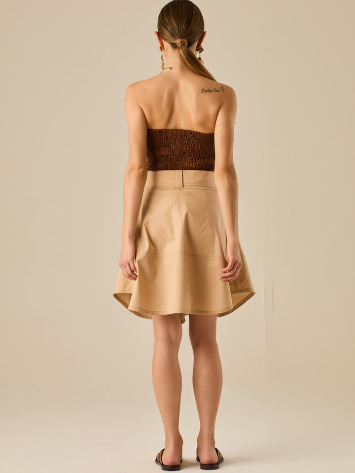 Falda corta tipo cargo con bolsillos frontales y cinturón ancho que define la cintura. Su diseño estructurado y moderno aporta un estilo casual con carácter, ideal para crear looks versátiles y urbanos con un toque utilitario.

Detalles:

Color: Sand