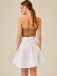 Falda corta tipo cargo con bolsillos frontales y cinturón ancho que define la cintura. Su diseño estructurado y moderno aporta un estilo casual con carácter, ideal para crear looks versátiles y urbanos con un toque utilitario.

Detalles:

Color: Blanco

Material: 100% Algodon

Características: Incluye cinturón a tono.