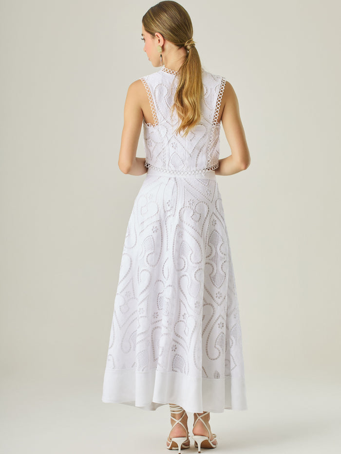Falda larga con bordado calado y terminación ancha en el ruedo, ideal para un look fresco y elegante. Su diseño romántico y femenino destaca por los detalles artesanales, perfectos para ocasiones especiales o estilismos veraniegos con un toque sofisticado.

Detalles:

Color: Blanco