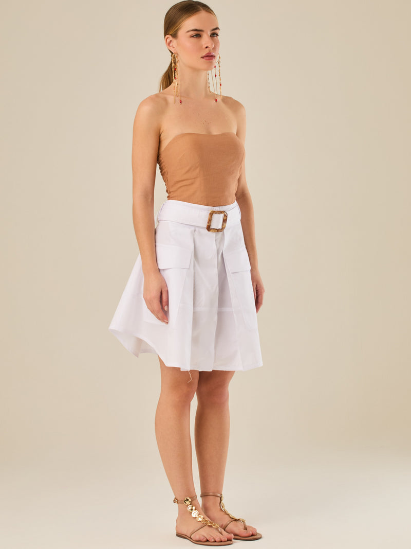Falda corta tipo cargo con bolsillos frontales y cinturón ancho que define la cintura. Su diseño estructurado y moderno aporta un estilo casual con carácter, ideal para crear looks versátiles y urbanos con un toque utilitario.

Detalles:

Color: Blanco

Material: 100% Algodon

Características: Incluye cinturón a tono.