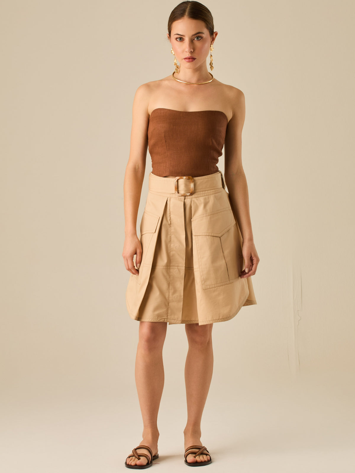 Falda corta tipo cargo con bolsillos frontales y cinturón ancho que define la cintura. Su diseño estructurado y moderno aporta un estilo casual con carácter, ideal para crear looks versátiles y urbanos con un toque utilitario.

Detalles:

Color: Sand
