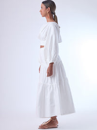 Falda larga con diseño&nbsp; de volantes suaves que aportan movimiento y volumen. Su silueta amplia y estructura liviana la hacen perfecta para un look relajado y sofisticado, ideal para combinar con blusas ligeras y crear estilismos con encanto natural.