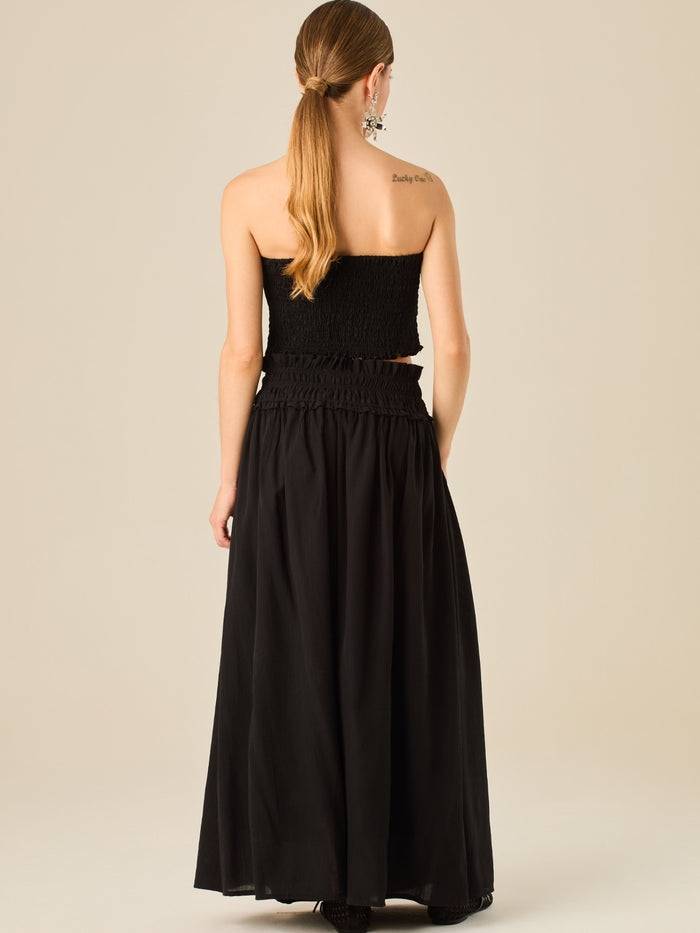 Falda larga de tiro alto con pretina fruncida y lazo ajustable, ideal para un look relajado con elegancia sutil. Su caída fluida y textura ligera aportan movimiento y frescura, perfecta para estilismos sofisticados con esencia natural.

Detalles:

Color: Negro

Material: 82% Rayon 18% Nylon