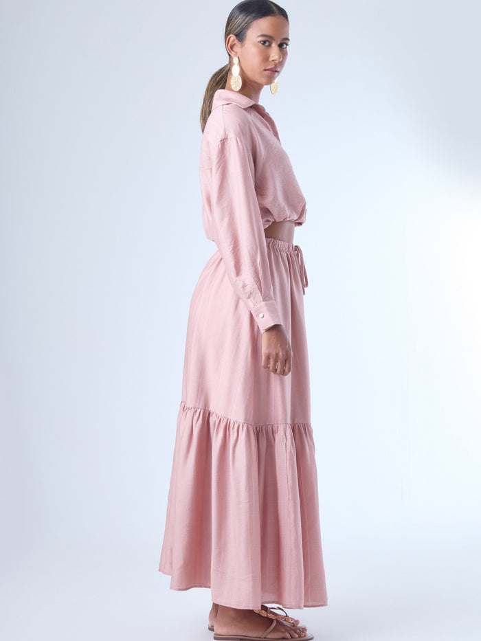 Falda larga de estilo fluido con cintura elástica ajustable mediante cordón. El diseño incluye un corte evasé que se amplía hacia el dobladillo y una amplia franja fruncida en la parte inferior, lo que le aporta movimiento y un aire femenino y relajado. Ideal para un look cómodo y elegante.

Detalles:

Color: Rosa