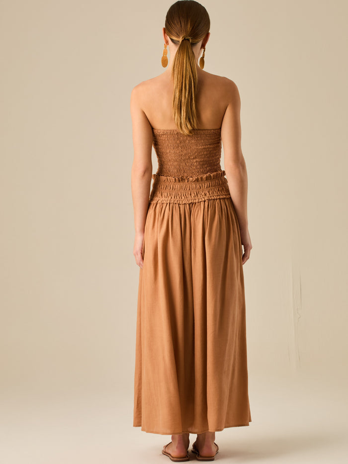 Falda larga de tiro alto con pretina fruncida y lazo ajustable, ideal para un look relajado con elegancia sutil. Su caída fluida y textura ligera aportan movimiento y frescura, perfecta para estilismos sofisticados con esencia natural.

Detalles:

Color: Camel

Material: 82% Rayon 18% Nylon