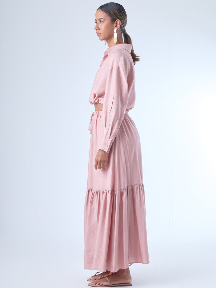 Falda larga de estilo fluido con cintura elástica ajustable mediante cordón. El diseño incluye un corte evasé que se amplía hacia el dobladillo y una amplia franja fruncida en la parte inferior, lo que le aporta movimiento y un aire femenino y relajado. Ideal para un look cómodo y elegante.

Detalles:

Color: Rosa