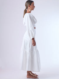 Falda larga con diseño&nbsp; de volantes suaves que aportan movimiento y volumen. Su silueta amplia y estructura liviana la hacen perfecta para un look relajado y sofisticado, ideal para combinar con blusas ligeras y crear estilismos con encanto natural.