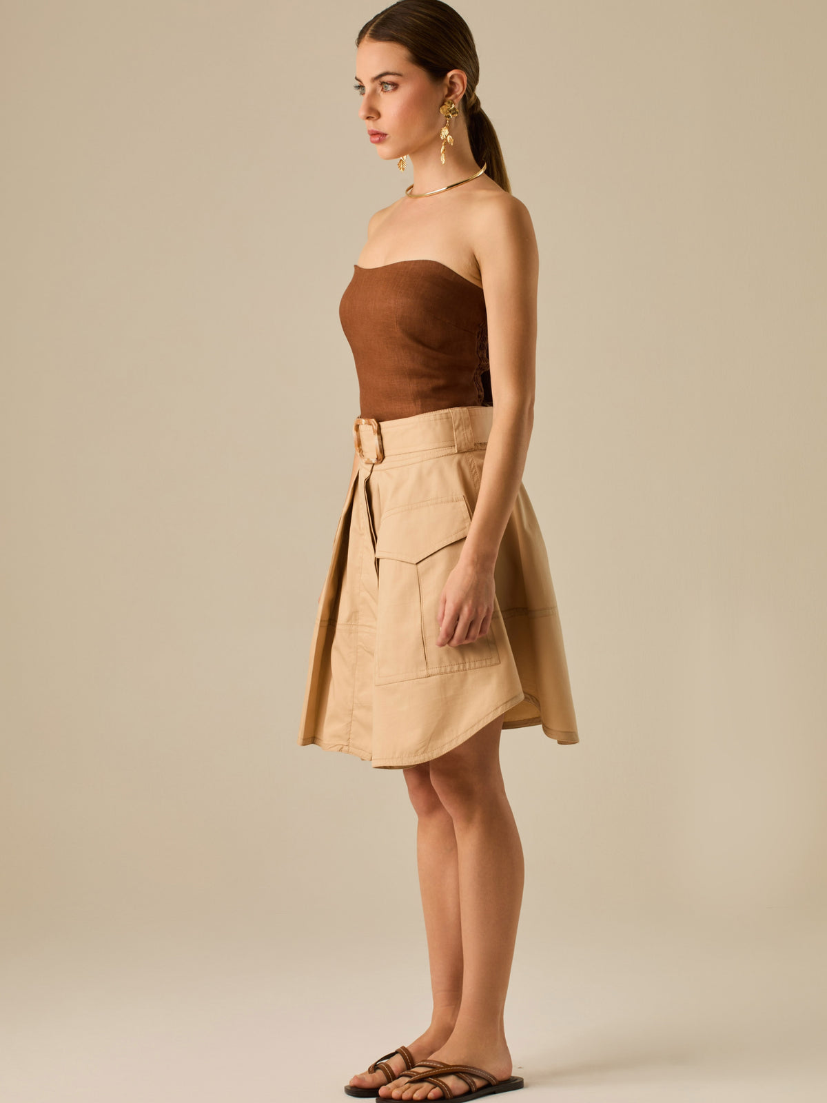 Falda corta tipo cargo con bolsillos frontales y cinturón ancho que define la cintura. Su diseño estructurado y moderno aporta un estilo casual con carácter, ideal para crear looks versátiles y urbanos con un toque utilitario.

Detalles:

Color: Sand