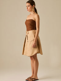 Falda corta tipo cargo con bolsillos frontales y cinturón ancho que define la cintura. Su diseño estructurado y moderno aporta un estilo casual con carácter, ideal para crear looks versátiles y urbanos con un toque utilitario.

Detalles:

Color: Sand