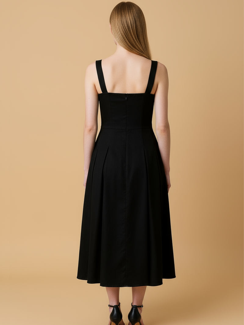 Vestido midi con tirantes anchos y escote recto que enmarca los hombros con elegancia. El cuerpo entallado lleva cortes verticales tipo corsé que definen la silueta, mientras la falda evasé abre con amplitud y movimiento hasta media pantorrilla. Un diseño depurado y femenino, ideal para eventos o noches especiales; combínalo con sandalias de tacón y joyería mínima para un look impecable