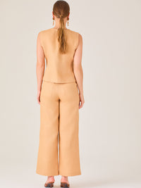 Minimalista y sofisticado, este pantalón de silueta recta y tiro alto ofrece una caída ligera y pulida. Confeccionado en una tela fresca y estructurada, es ideal para climas cálidos y looks versátiles. Perfecto para combinar con tops entallados o prendas sastre, ya sea en entornos profesionales o estilismos casuales con elegancia atemporal.