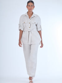 Con un diseño limpio y sofisticado, este pantalón recto confeccionado en lino ofrece frescura y estructura en partes iguales. Su silueta alargada estiliza la figura, mientras que el fit cómodo lo hace ideal para el día a día. Perfecto para combinar con camisas o blusas amplias en entornos profesionales o estilos casuales elevados.
