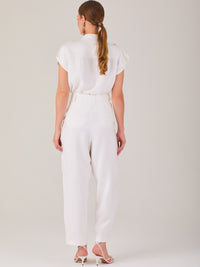 Pantalón recto de tiro medio con pretina lisa y caída fluida. Su diseño amplio y elegante proporciona comodidad sin perder el estilo, ideal para un look sofisticado y versátil

Detalles:

Color: Blanco