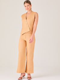 Minimalista y sofisticado, este pantalón de silueta recta y tiro alto ofrece una caída ligera y pulida. Confeccionado en una tela fresca y estructurada, es ideal para climas cálidos y looks versátiles. Perfecto para combinar con tops entallados o prendas sastre, ya sea en entornos profesionales o estilismos casuales con elegancia atemporal.