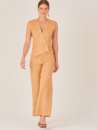 Minimalista y sofisticado, este pantalón de silueta recta y tiro alto ofrece una caída ligera y pulida. Confeccionado en una tela fresca y estructurada, es ideal para climas cálidos y looks versátiles. Perfecto para combinar con tops entallados o prendas sastre, ya sea en entornos profesionales o estilismos casuales con elegancia atemporal.