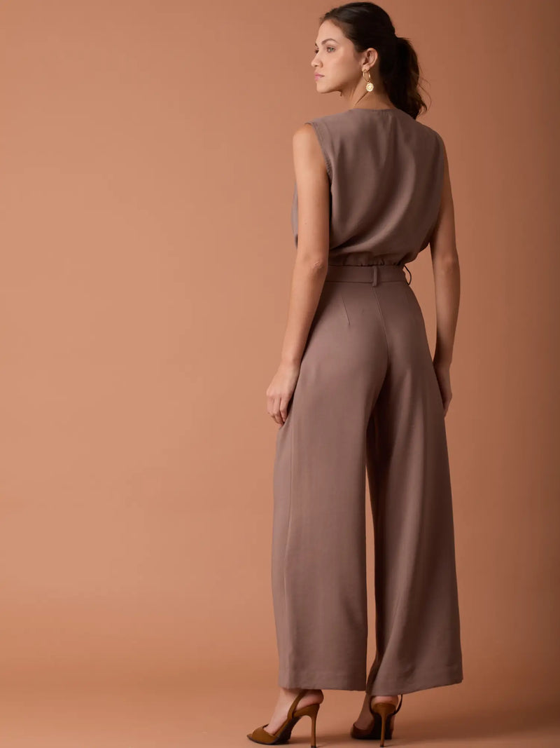 Pantalón Ardaza Café para mujer con pierna ancha y diseño elegante en tono café.