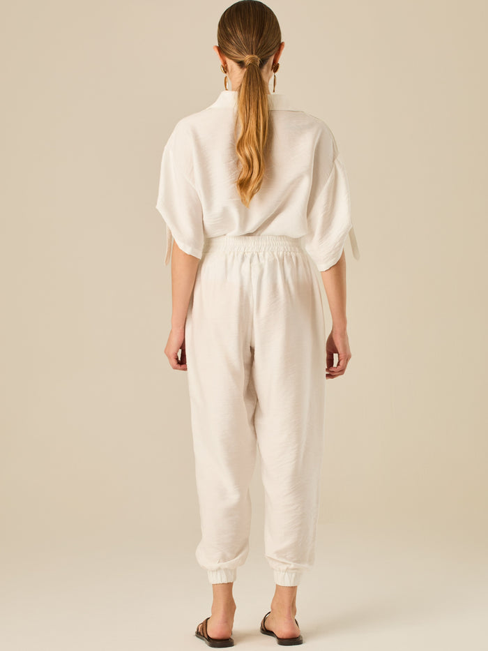 Pantalón jogger de tiro alto con pretina elástica y bolsillos frontales. Su silueta cómoda y ligera lo convierte en una prenda ideal para un estilo relajado, sin perder el toque sofisticado.

Detalles:

Color: Blanco