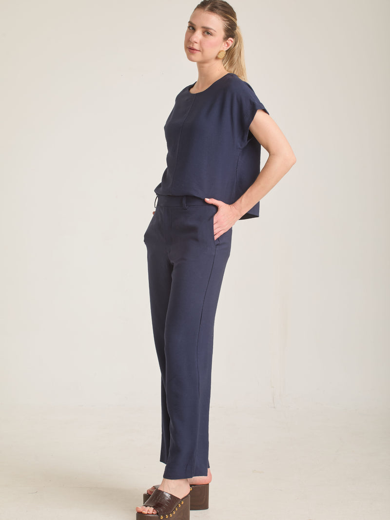 Pantalón Bonne Azul para mujer con diseño fluido, versátil y favorecedor para distintos estilos.