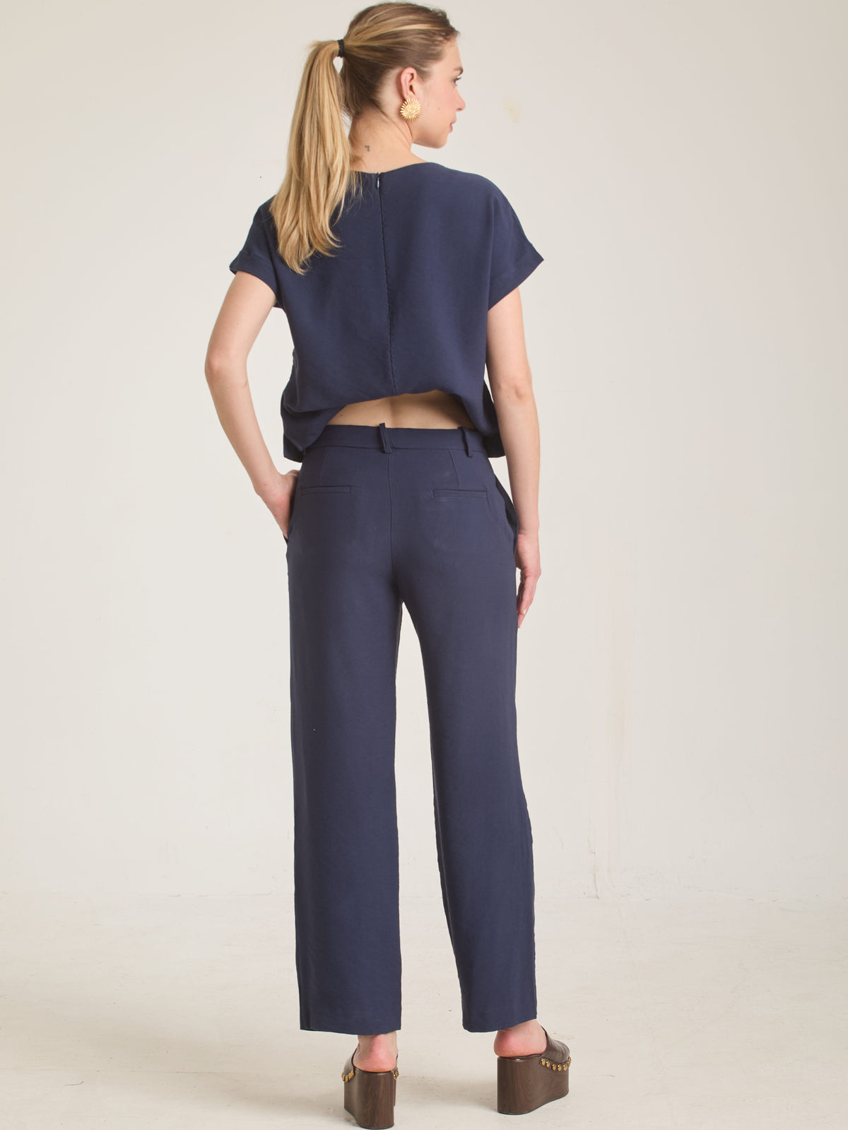 Pantalón Bonne Azul  para mujer con corte relajado y caída natural para mayor comodidad.