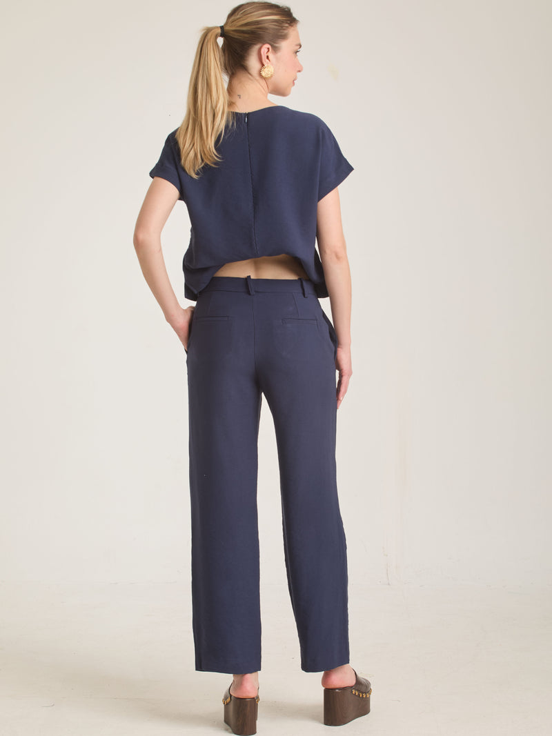 Pantalón Bonne Azul  para mujer con corte relajado y caída natural para mayor comodidad.