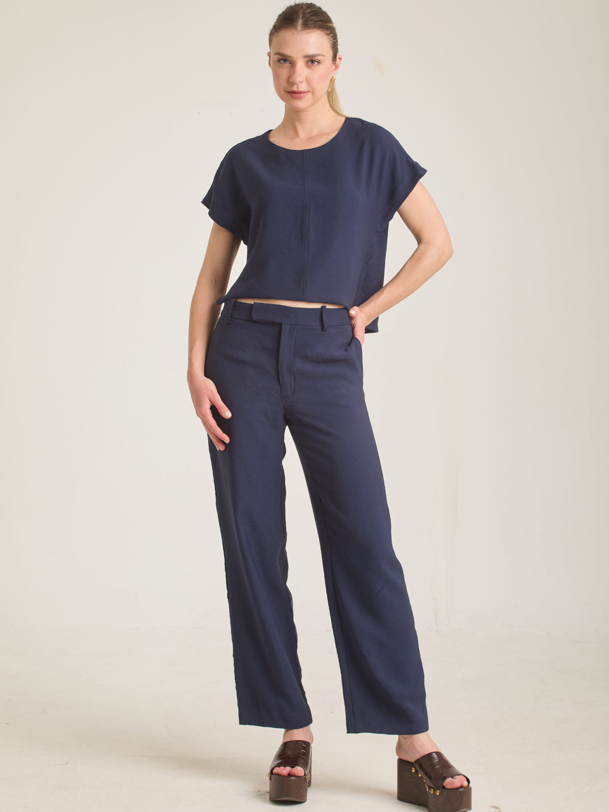 Pantalón Bonne Azul elegante para mujer con acabado minimalista.