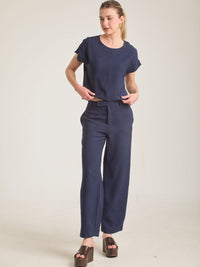 Pantalón Bonne Azul de tiro alto con corte moderno y tejido fluido ideal para un outfit sofisticado.