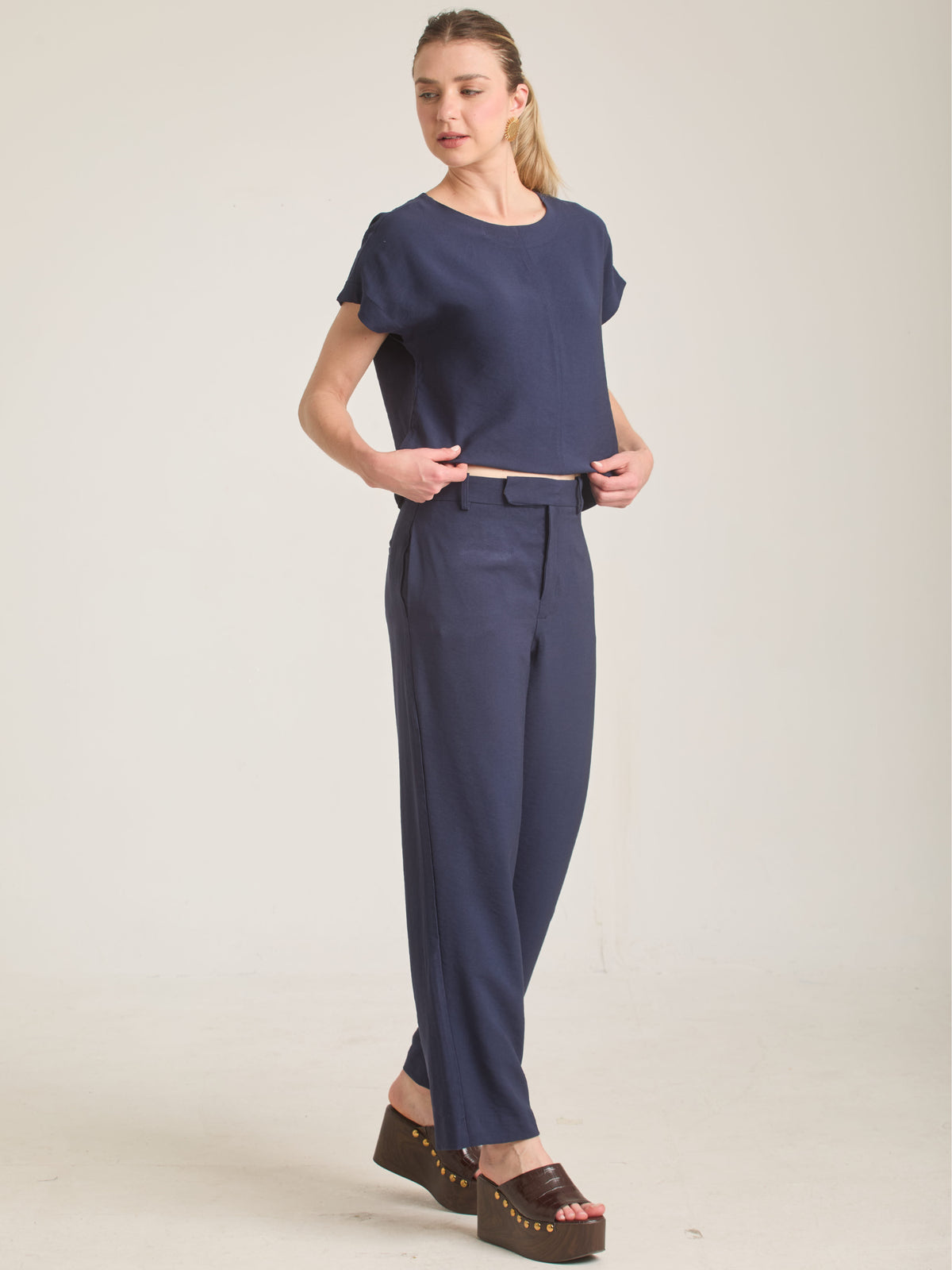 Pantalón Bonne Azul para mujer con diseño contemporáneo.