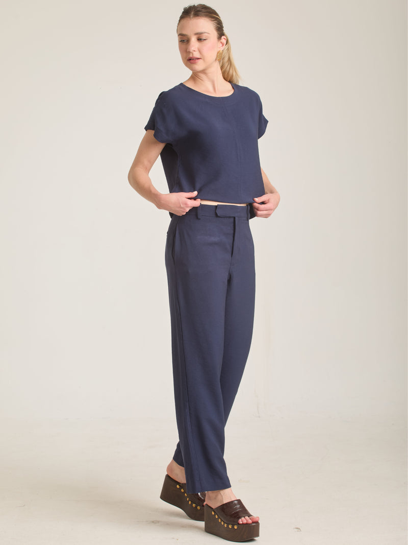 Pantalón Bonne Azul para mujer con diseño contemporáneo.