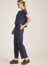 Pantalón Bonne Azul para mujer con pierna recta y diseño elegante en tono azul profundo.