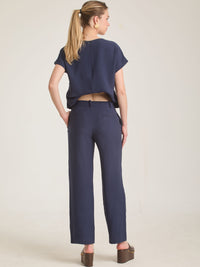 Pantalón Bonne Azul con pierna ligeramente ancha y estilo casual chic en color azul.