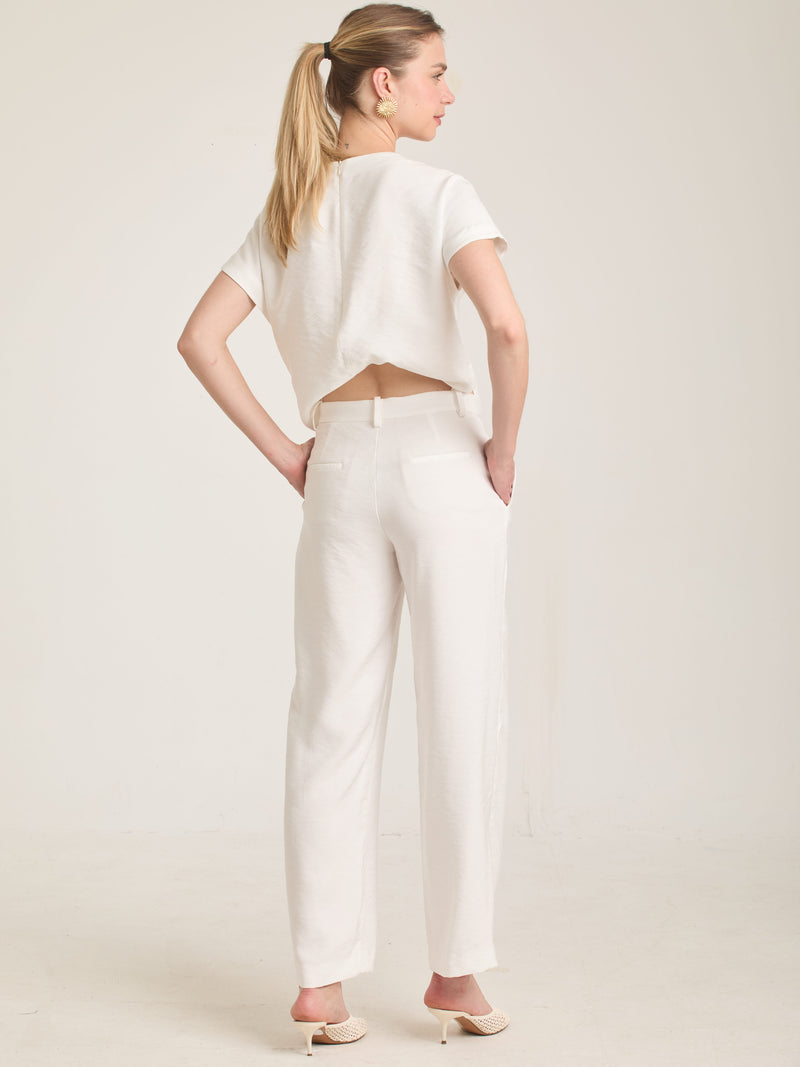 Pantalón Bonne Blanco para mujer con estilo minimalista y caída fluida en un tono blanco refrescante.