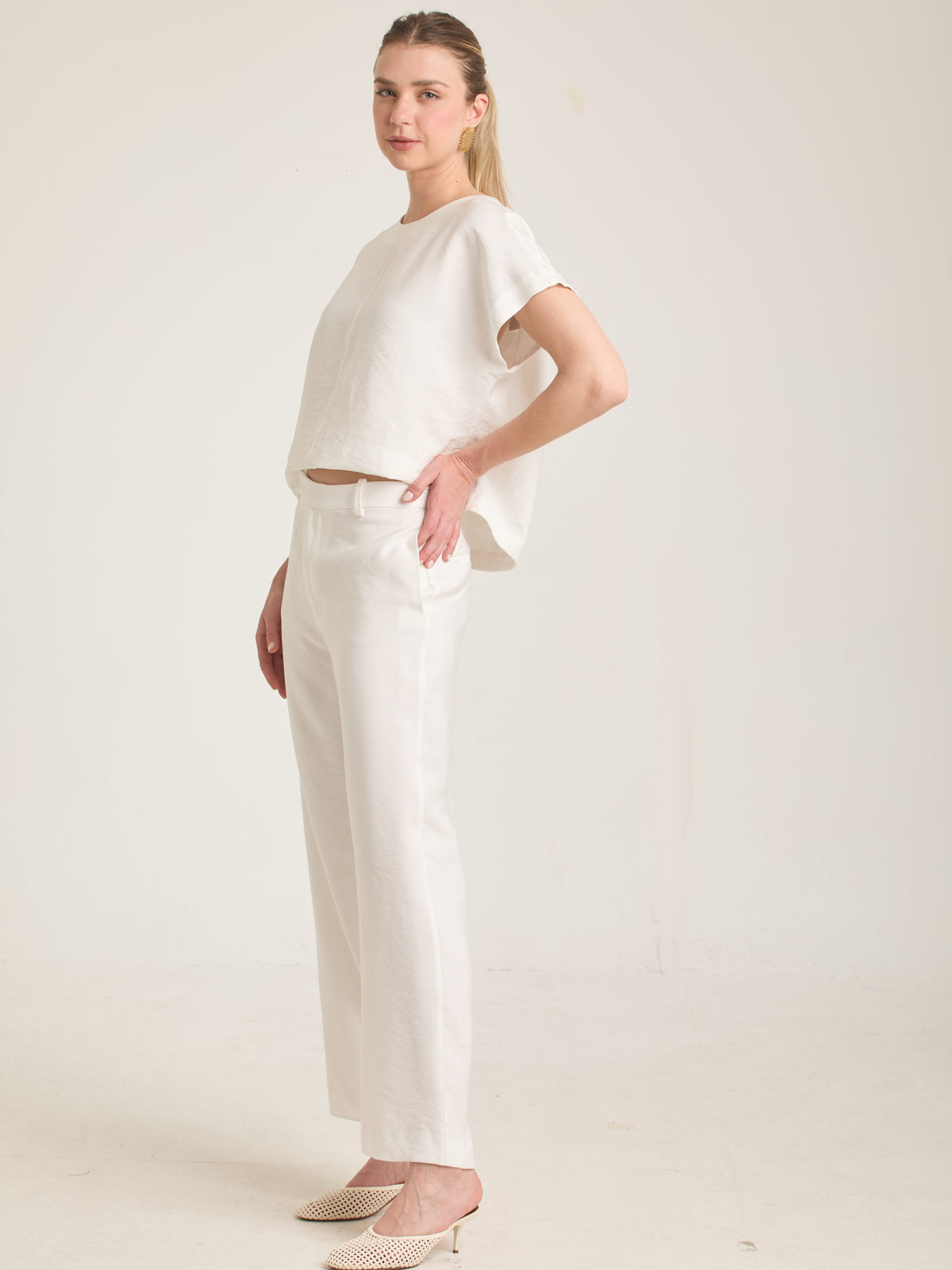 Pantalón Bonne Blanco elegante con acabado limpio y estilo versátil para outfits femeninos.